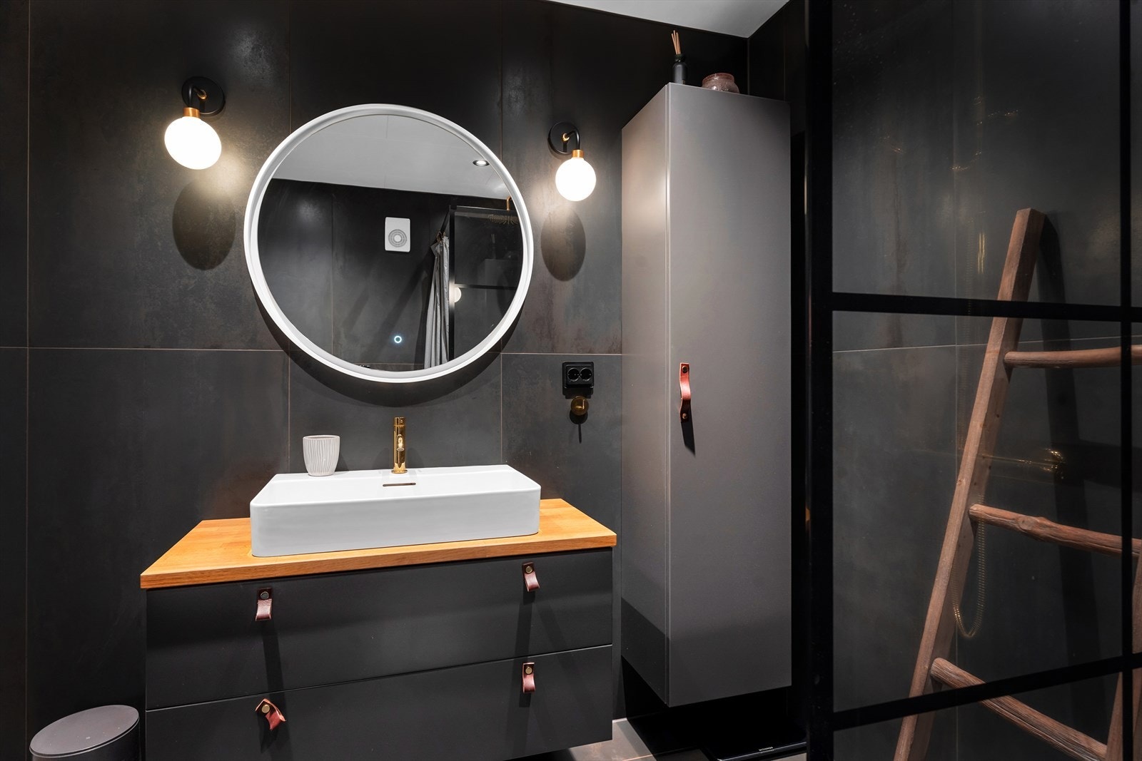 God oppbevaringsplass også i vegghengt kommode. Galleribilde