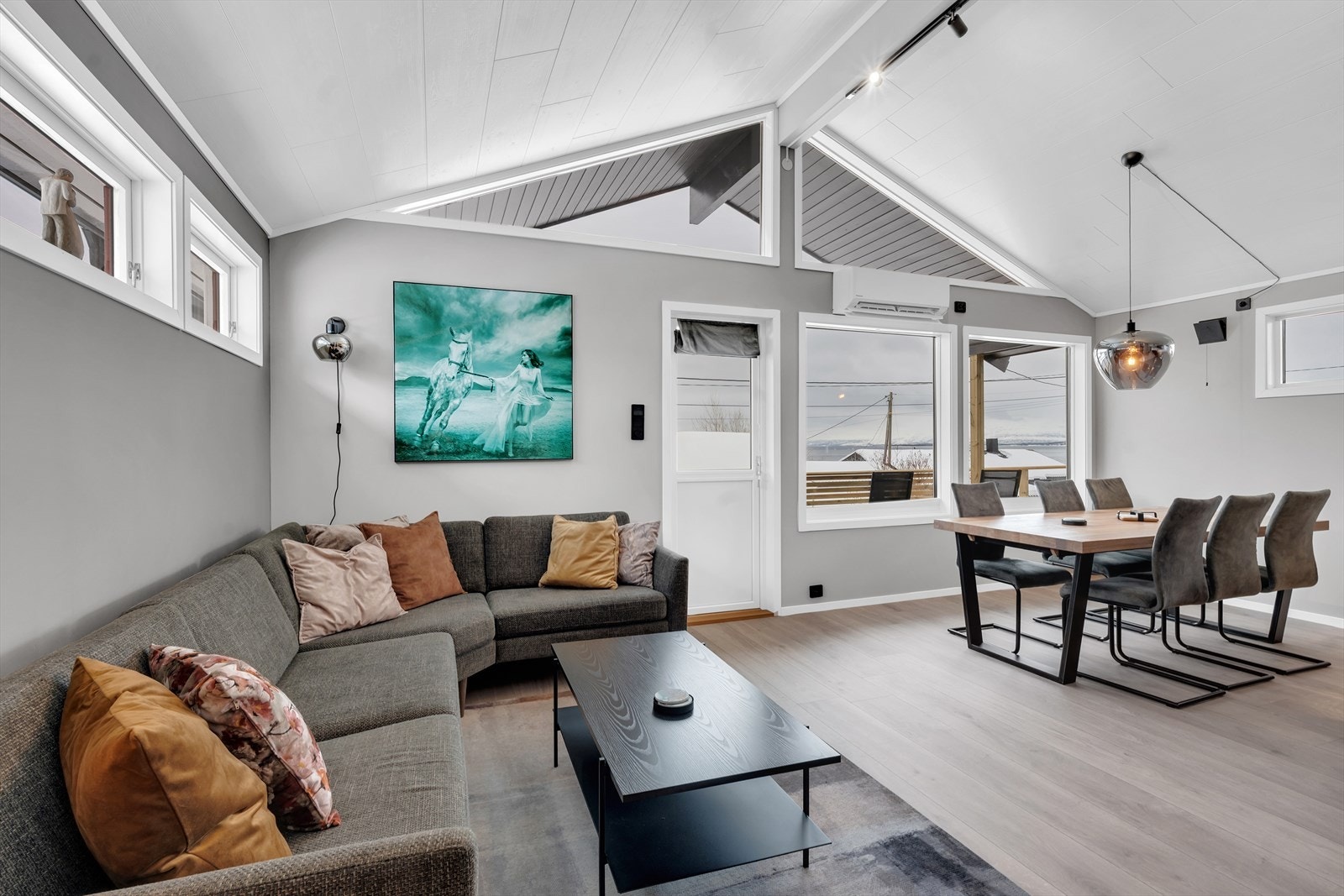 Romslig stue med lyse og slette overflater, samt pent laminatgulv. Galleribilde