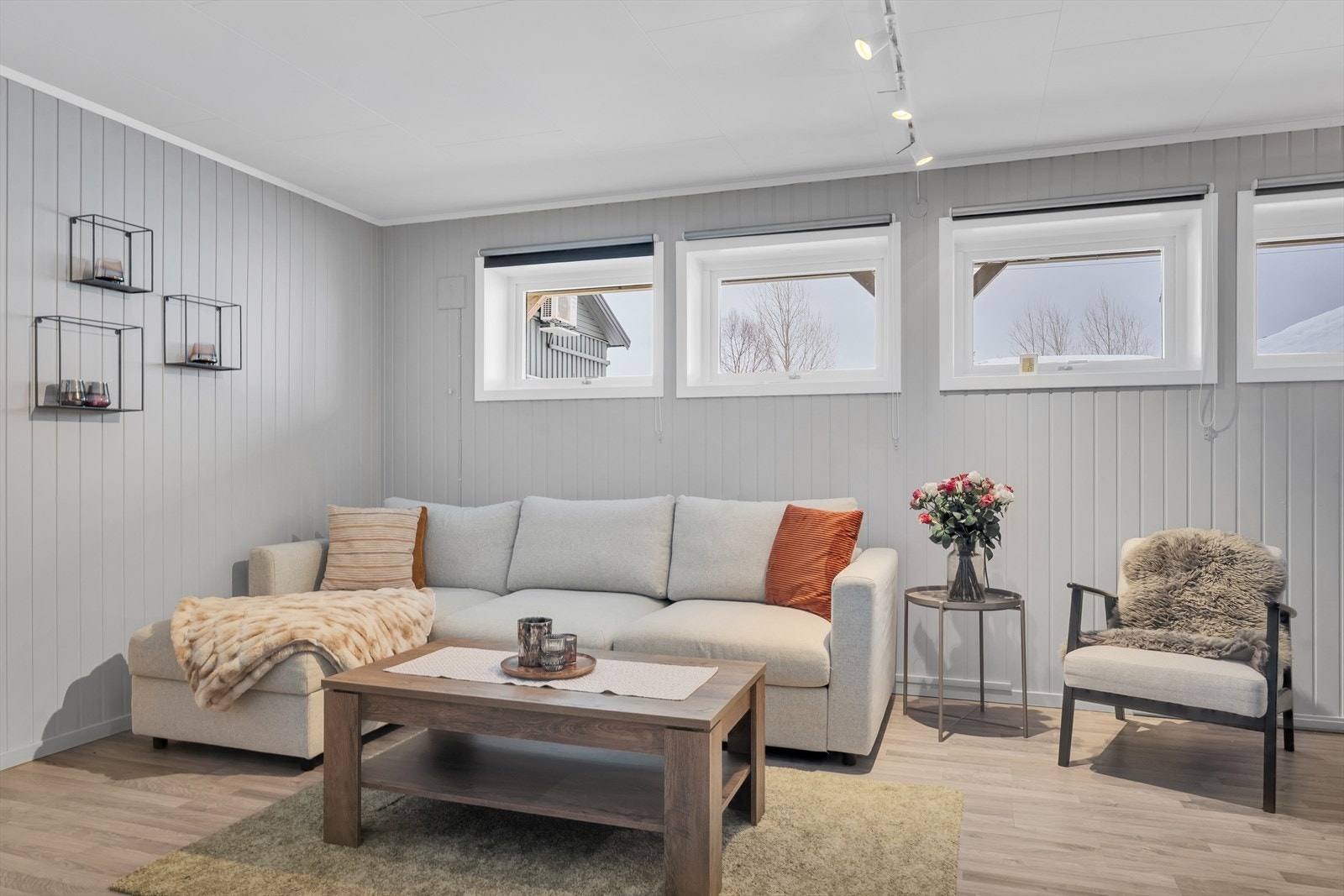 Utleiedelen byr på en flott stue med lyse og trivelige overflater, samt rikelig med vinduer som slipper inn naturlig lys. (Utleiedel er ikke omsøkt kommunen). Galleribilde