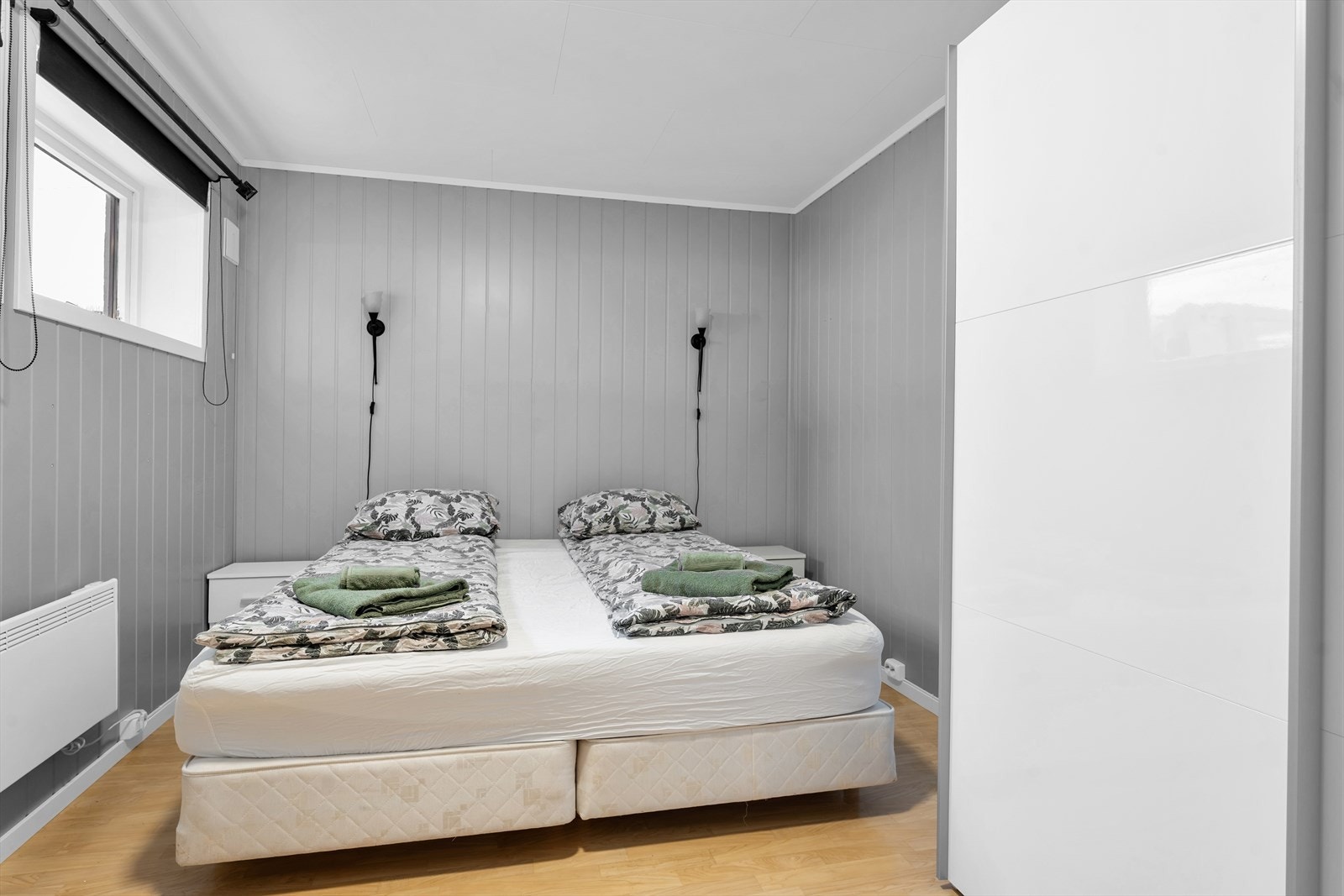 Soverom med god plass til stor seng og annet ønsket møblement Galleribilde