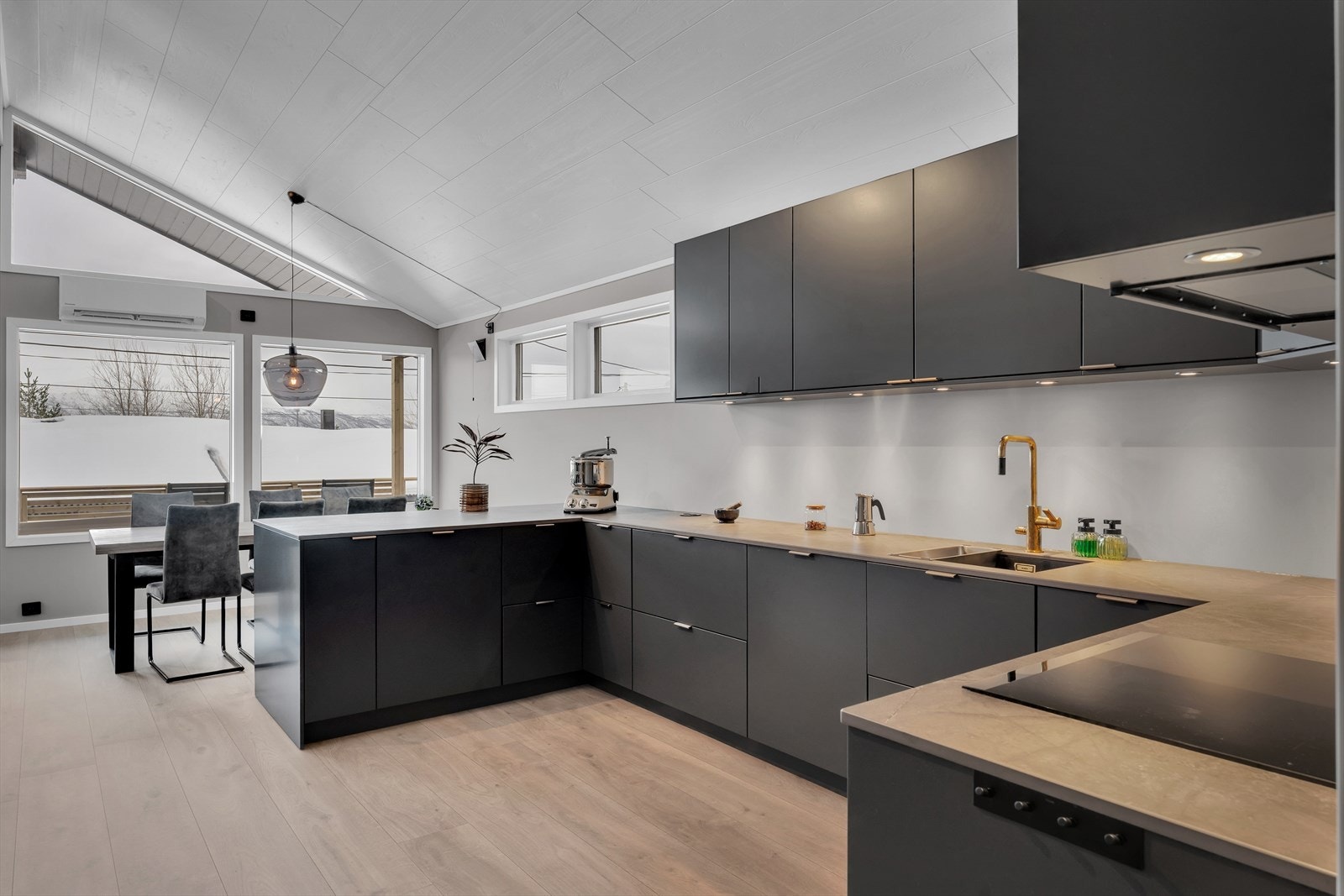 Kjøkkenet har gode arbeidsflater, samt rikelig med oppbevaringsplass i skuffer og skap. Galleribilde