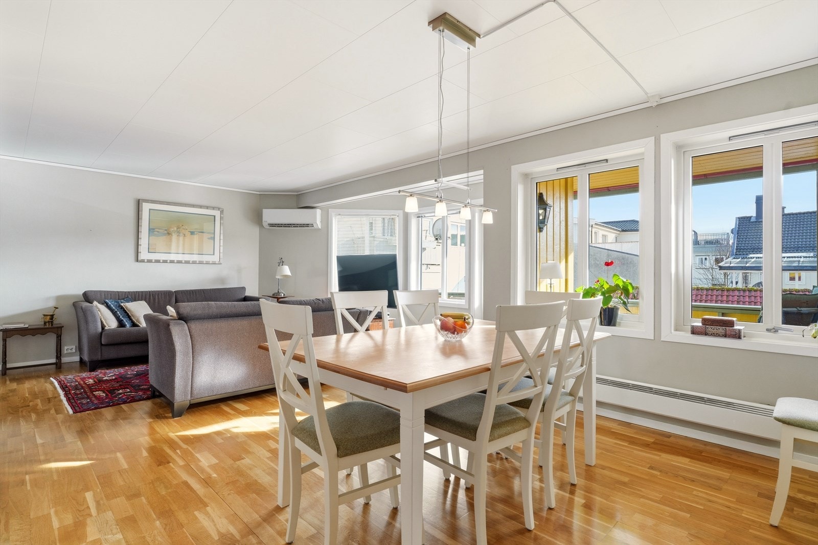 Boligen har svært gode lysforhold og oppleves som både åpen og innbydende. Varmepumpen i stuen er montert i 2023. Galleribilde