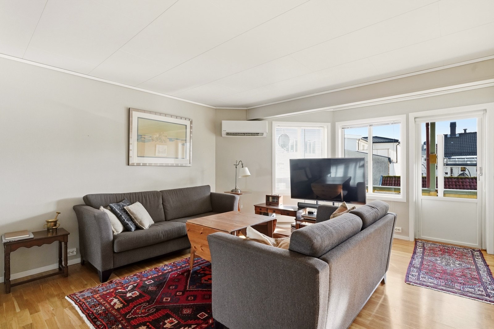 Stuen fremstår romslig og luftig, med fleksible muligheter for innredning etter egne behov. Galleribilde