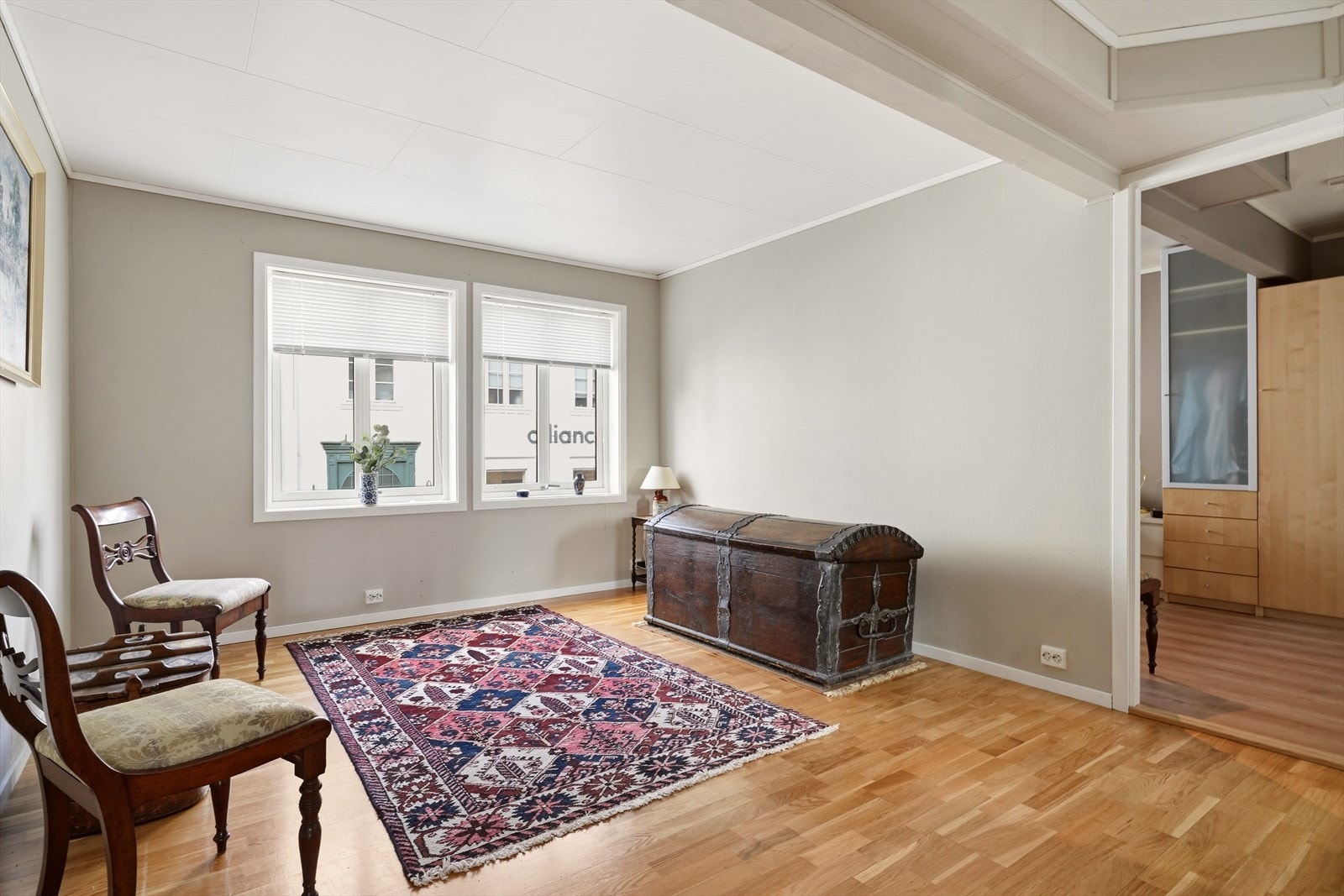 Stuen strekker seg over hele leiligheten og byr på en naturlig oppdeling mellom ulike oppholdsarealer. Rommet kan enkelt deles opp til både tv-stue og sosial sone for gjester og samvær. Galleribilde