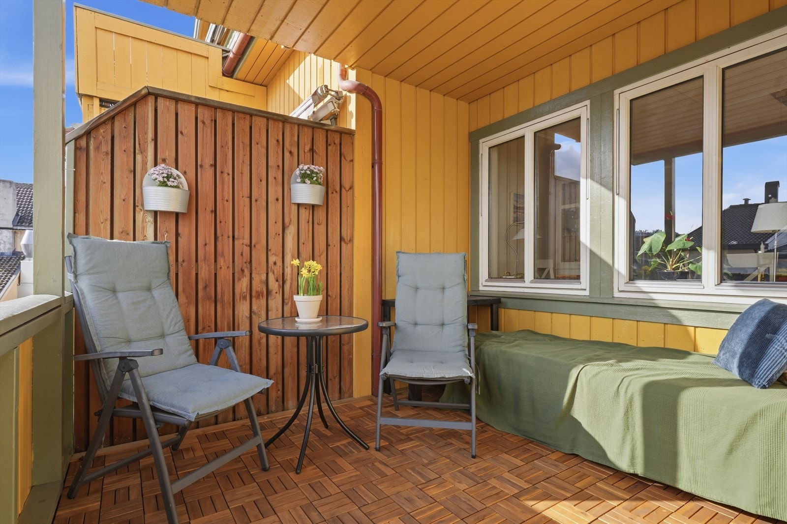 Her får du en romslig balkong som enkelt kan tilpasses med møbler for både avslapning og sosialt samvær. Galleribilde