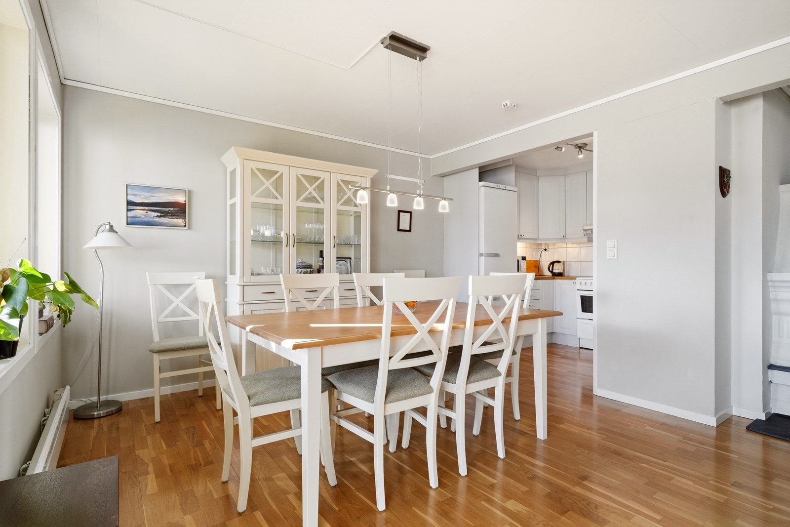 Her får du en innbydende spisestue i tilknytning til kjøkkenet, med god plass til samlinger rundt bordet. Galleribilde