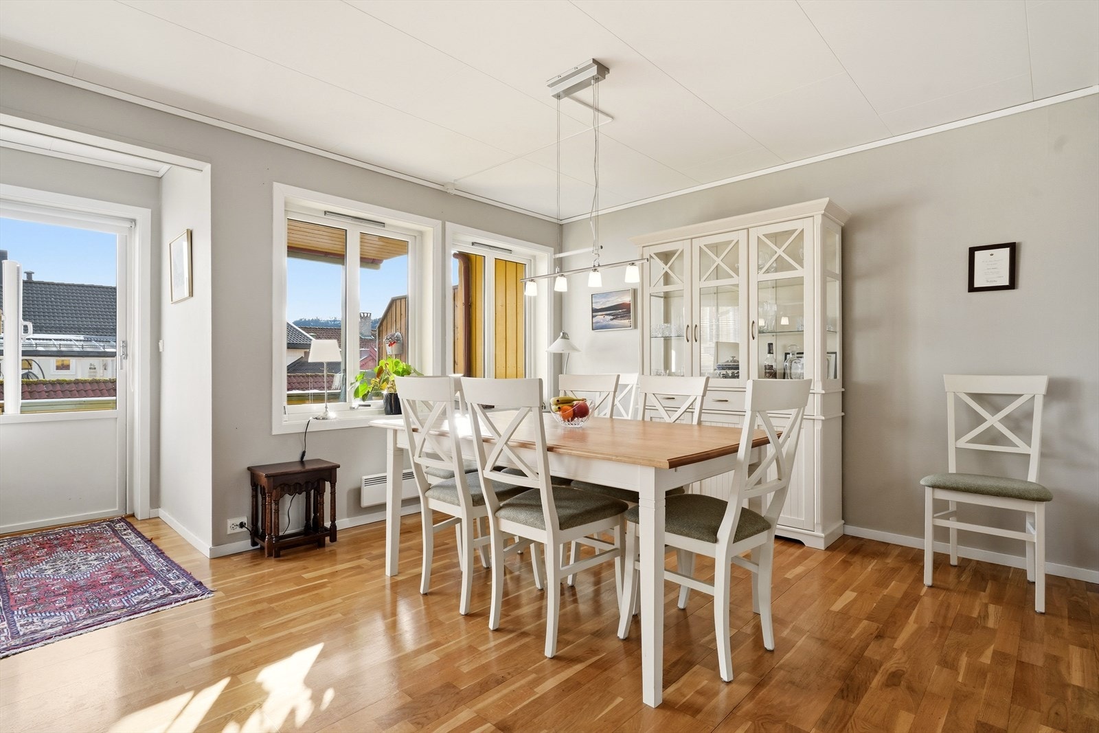 Det er utgang til takoverbygget balkong via stuen. Galleribilde