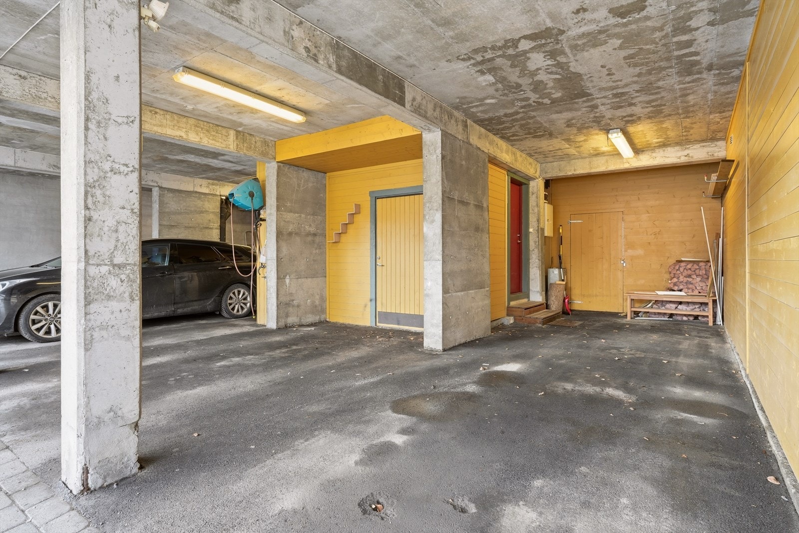 Med boligen følger carport på ca 25kvm, med plass til to biler, samt 2 boder plassert i bakkant av carporten. Galleribilde