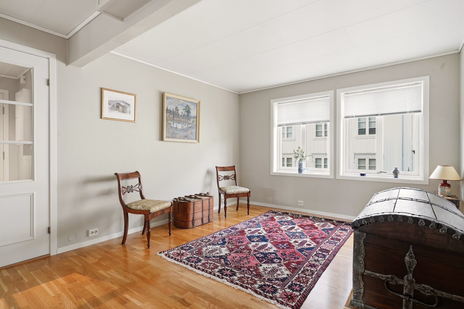 Innvendige gulv består av parkett, laminat, fliser og belegg. Veggene er kledd med tapet og malte plater, mens takene har himlingsplater. Galleribilde