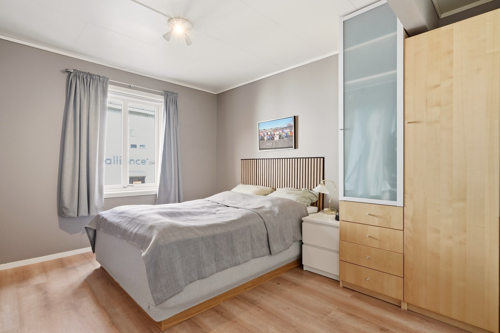 Romslig soverom med plass til både seng, nattbord og garderobeløsning, samt en bod som kan utnyttes som ekstra garderobeløsning. Galleribilde