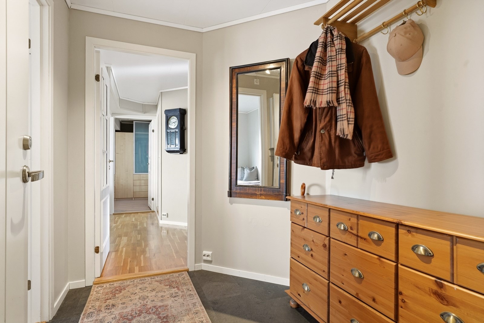 Innbydende og romslig entré med gode muligheter for praktiske garderobeløsninger og ryddig oppbevaring av yttertøy. Galleribilde