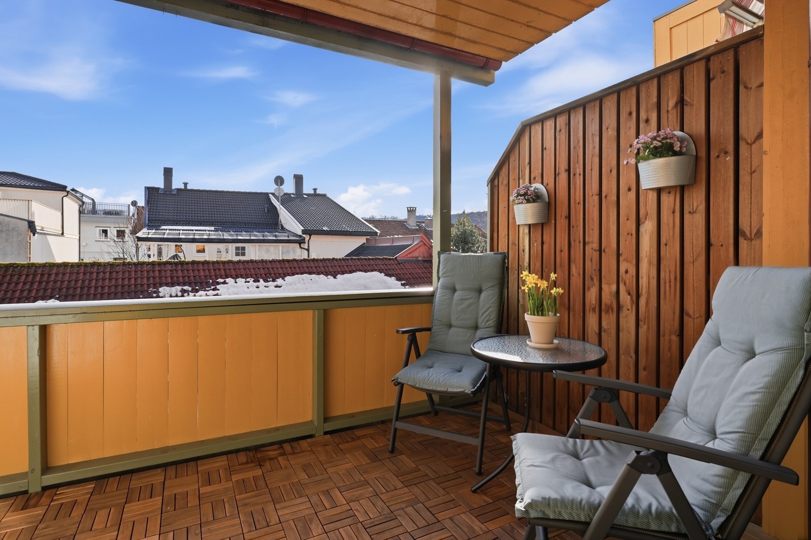 Balkongen er sørvendt med sol store deler av dagen, perfekt for lange sommerdager og hyggelige kvelder ute. Galleribilde