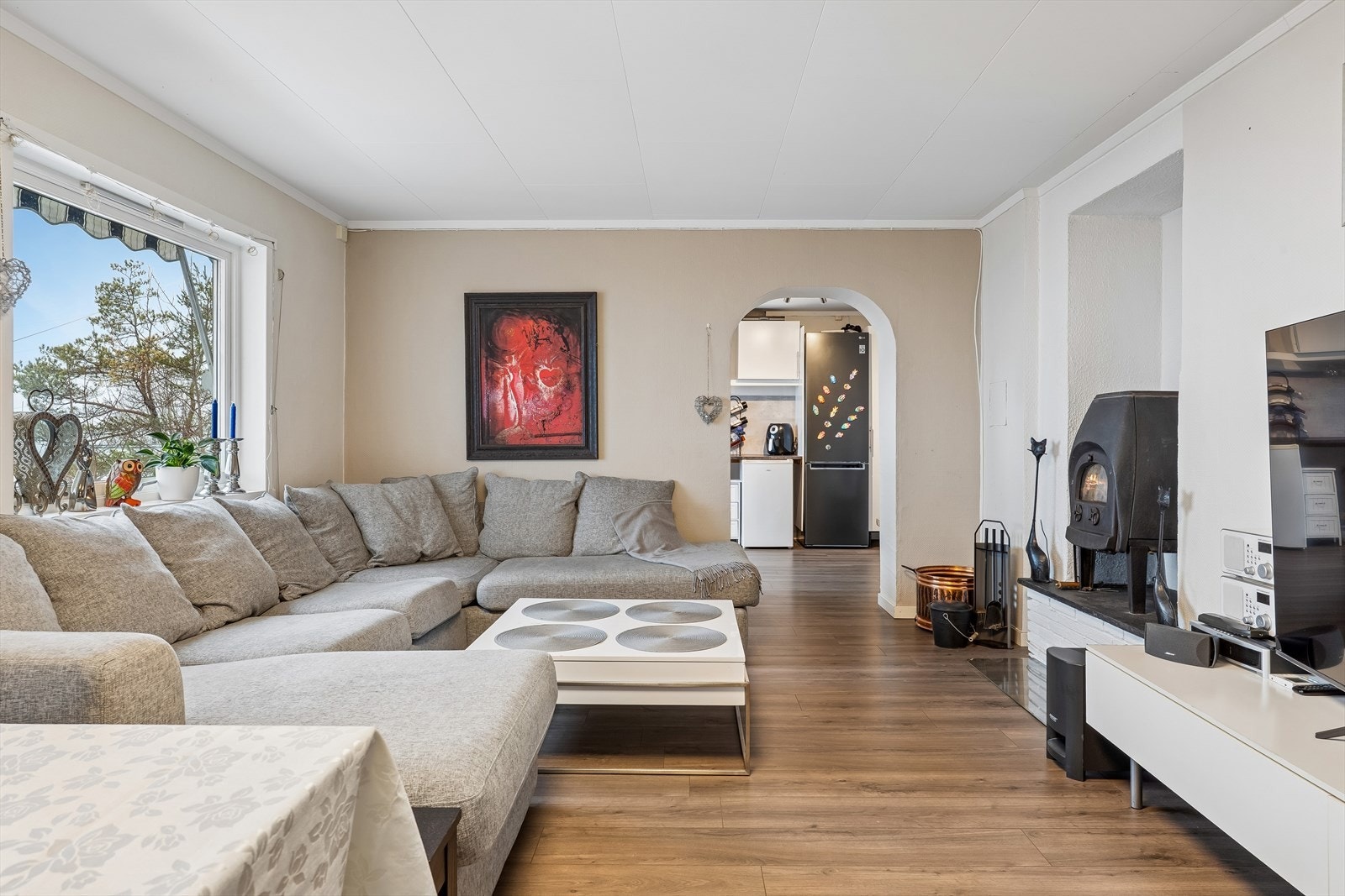 Her er det god plass til en romslig sofakrok. Galleribilde