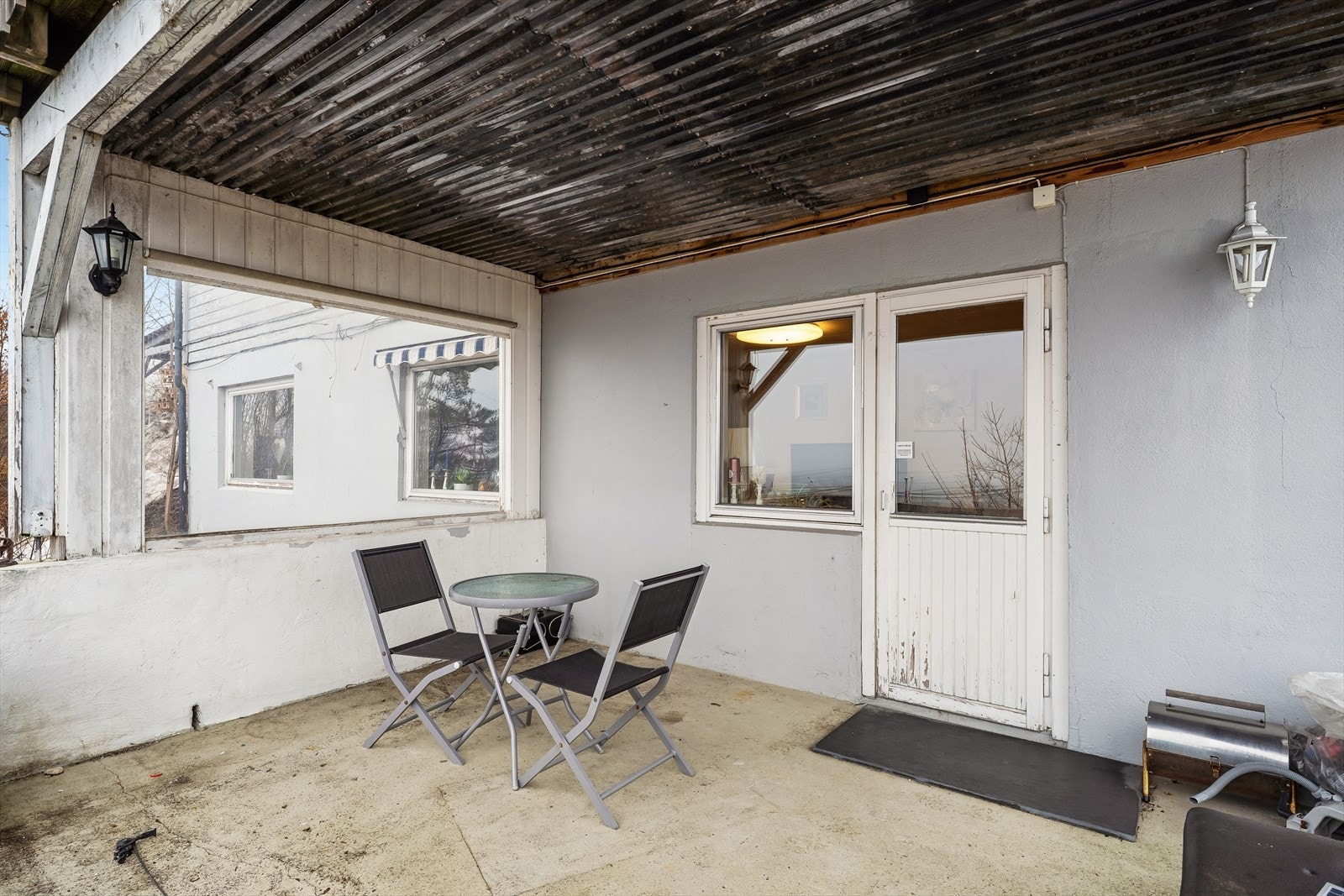 Verandaen er i betongkonstruksjon og er delvis overbygget. Galleribilde