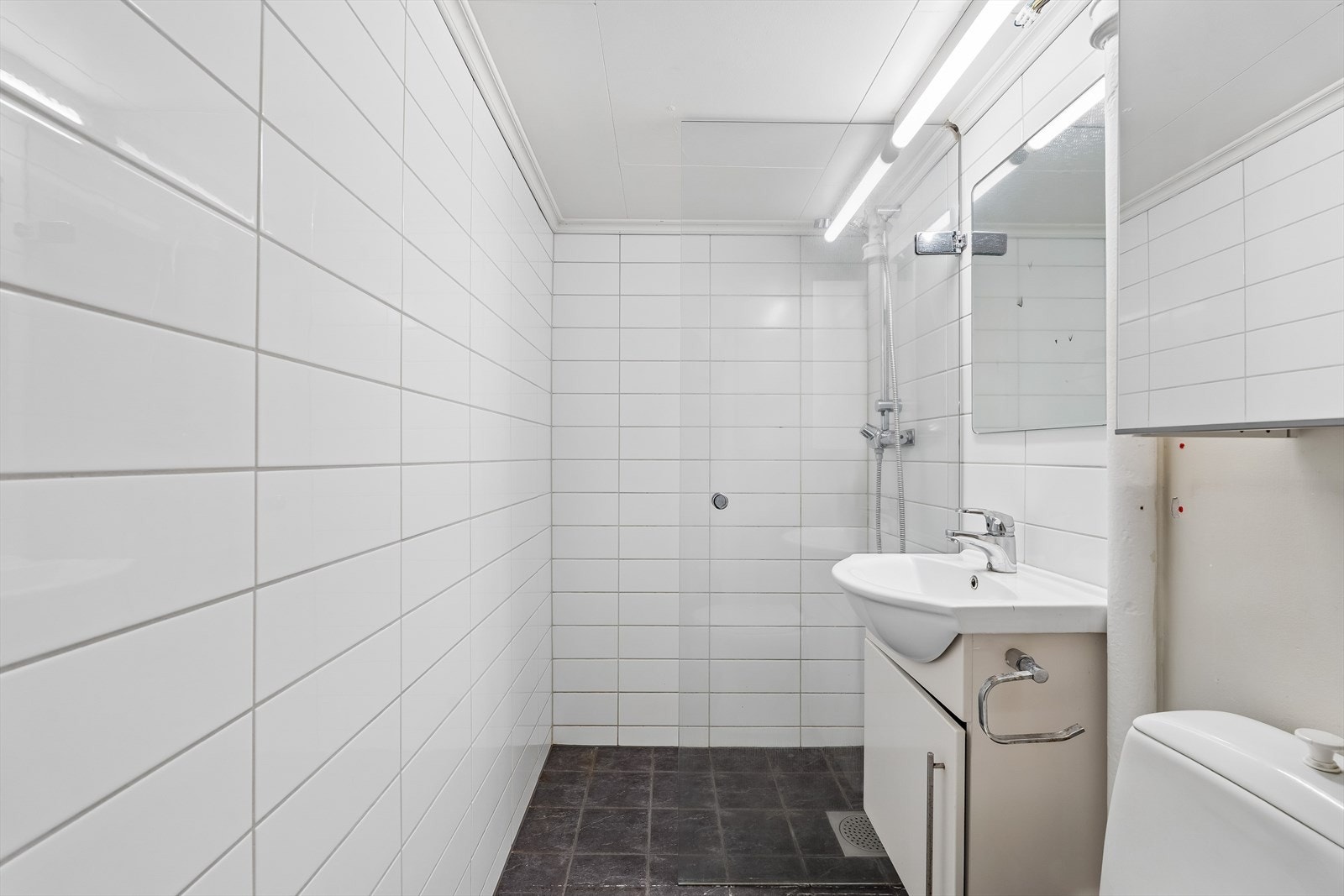 Badet har flislagte overflater på gulv og vegger. Galleribilde