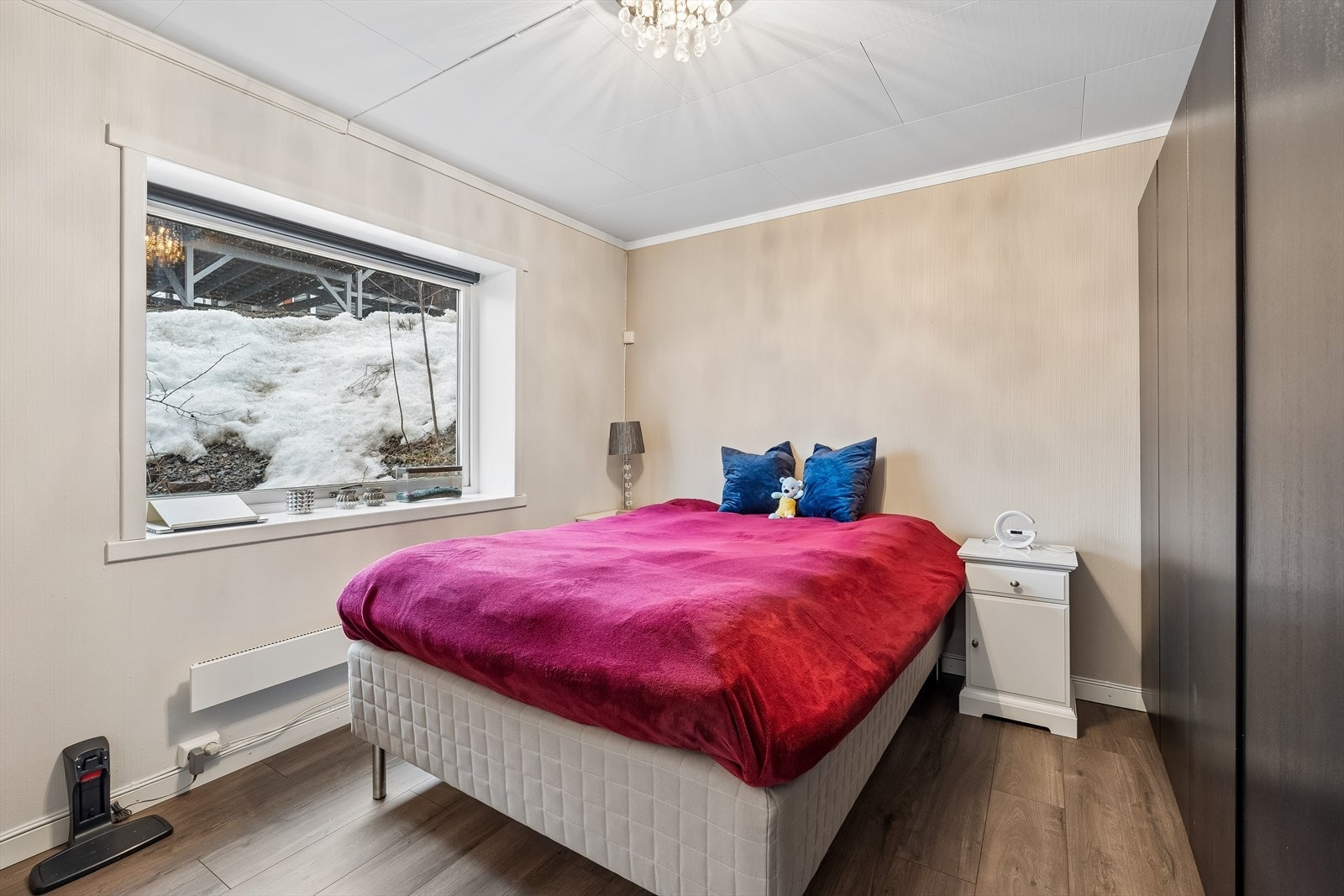 Soverommet har laminatgulv og plass til dobbeltseng. Galleribilde