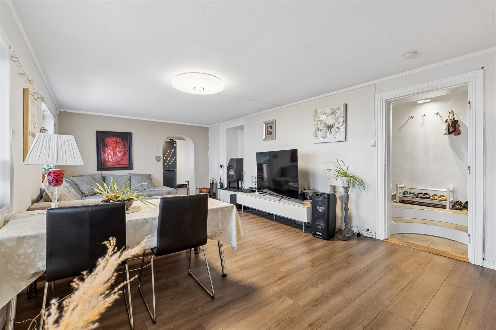 Stuen har en åpen buegang mot kjøkkenet, som skaper en god romfølelse. Galleribilde