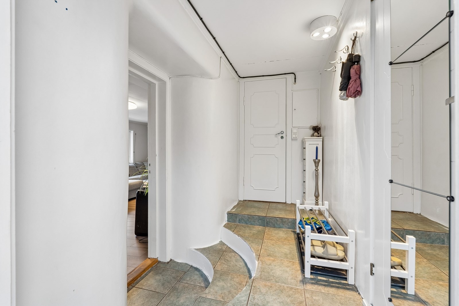 Fra entreen er det tilgang til bad, vaskerom og stue. Galleribilde