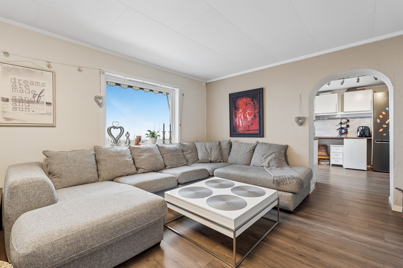 Stuen er romslig og har plass til både sofagruppe og spisebord. Galleribilde