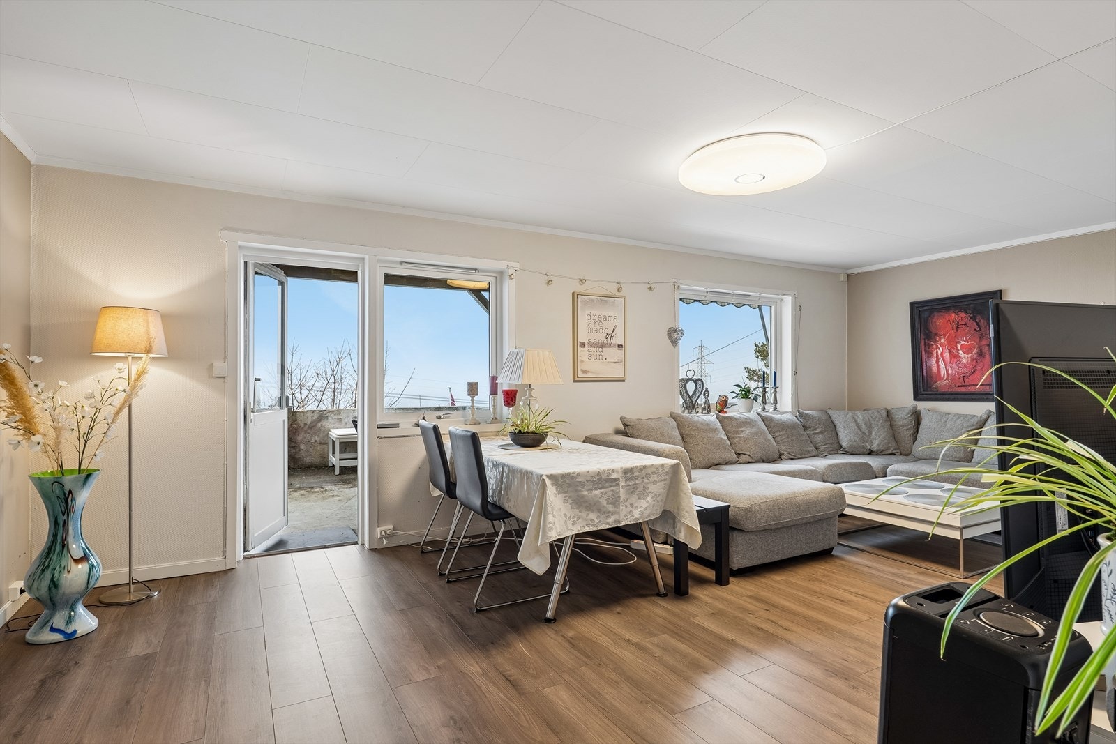 Fra stuen er det direkte utgang til en stor veranda på 22 m². Galleribilde