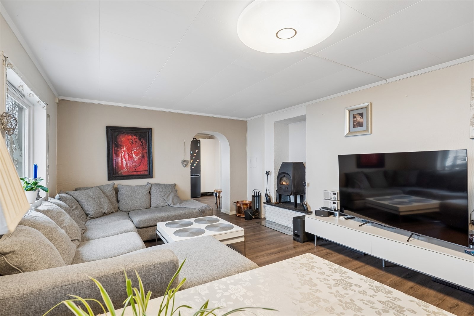 Rommet har en takhøyde på 2,28 meter og gulv belagt med laminat. Galleribilde
