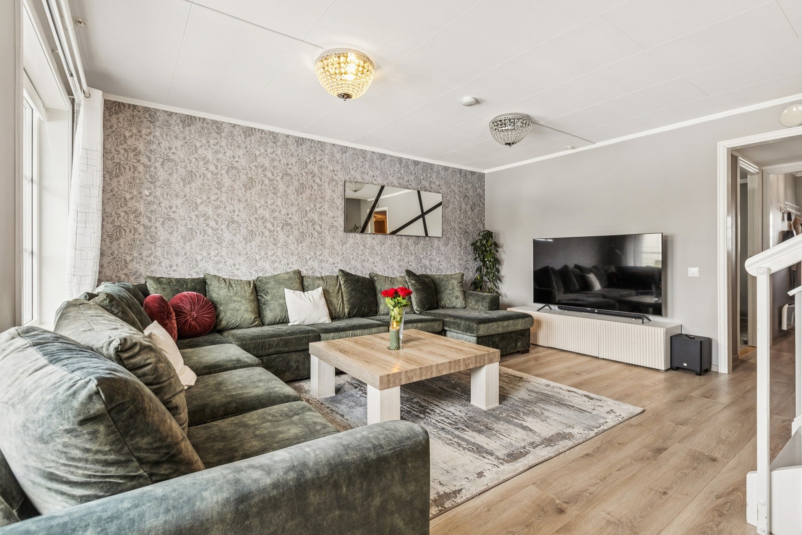 Stue med god plass til sofagruppe - perfekt samlingspunkt for familien Galleribilde