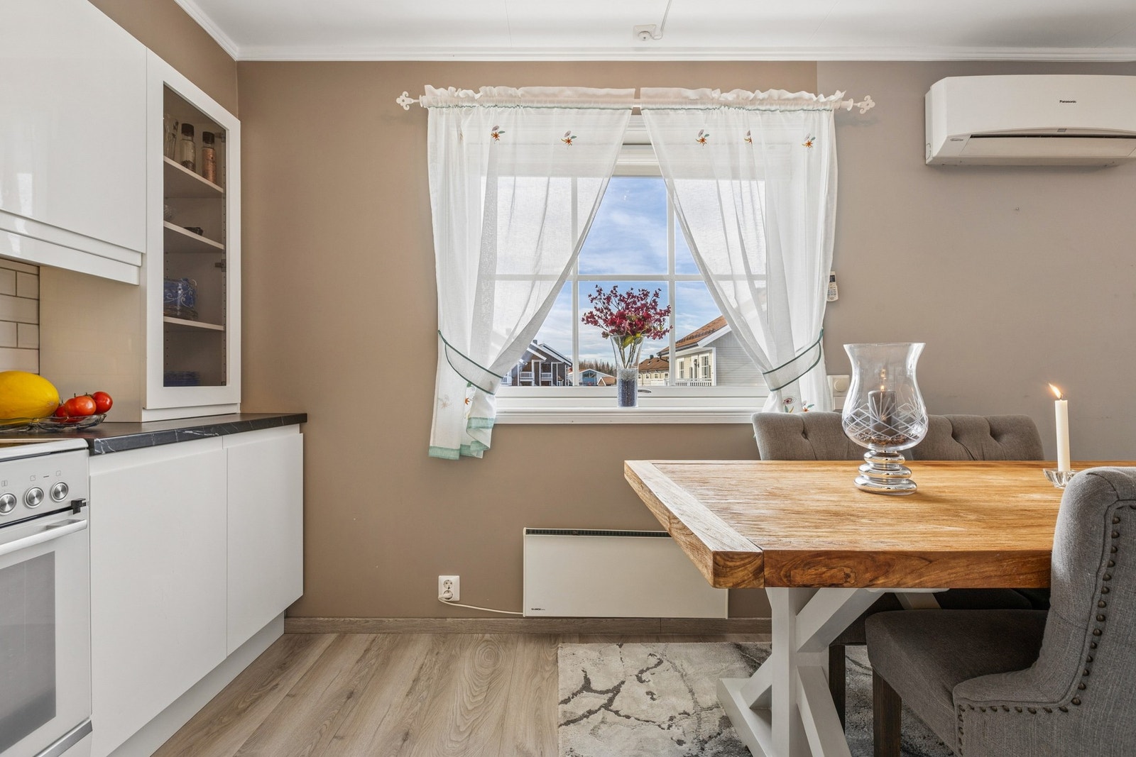 Varmepumpe er plassert på veggen over spisegruppen. Galleribilde