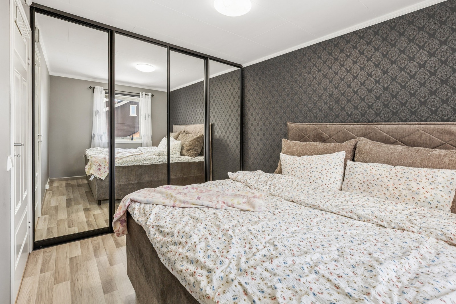 Soverom med romslig garderobeløsning og speildører - praktisk for oppbevaring og ekstra lysinnslipp. Galleribilde