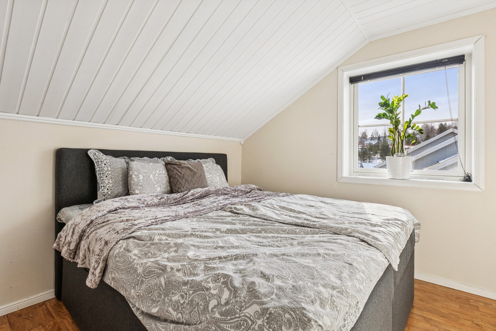 Soverom nr 4 har god plass til dobbeltseng og annet soveroms møblement. Galleribilde