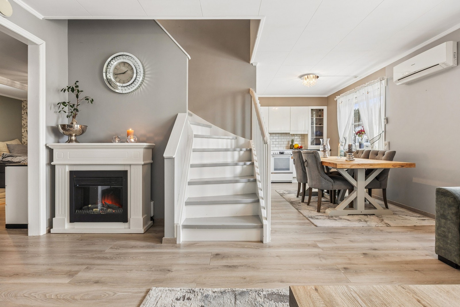 Stuen har en elektrisk peis og store vindusflater som gir rikelig med naturlig lys. Galleribilde