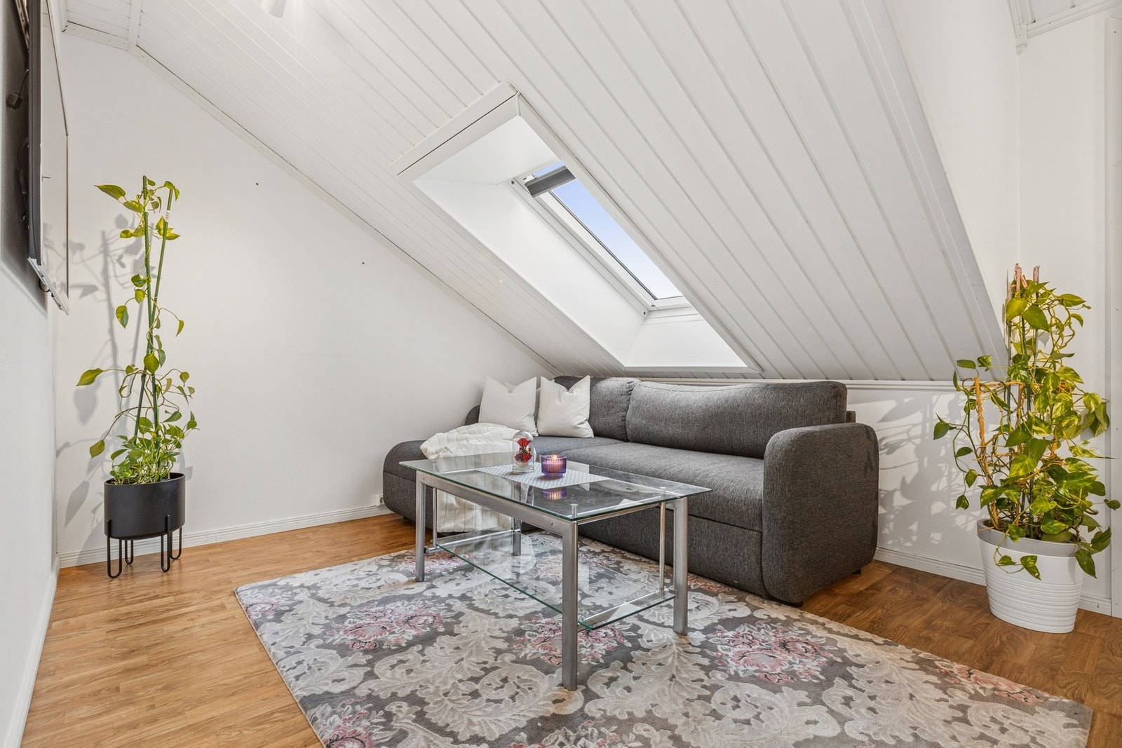 Lys og koselig ekstra stue i loftetasjen med plass til sofagruppe og TV. Galleribilde