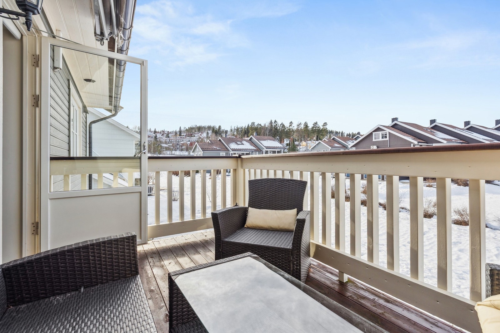 Hyggelig terrasse med gode solforhold! Her kan sommeren nytes. Galleribilde