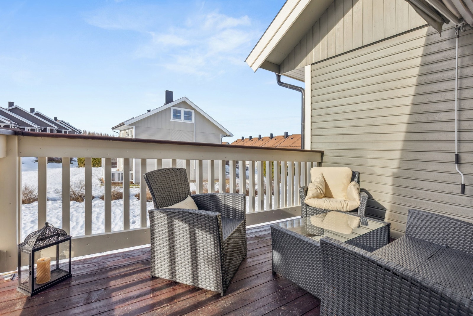 Utgang fra stue til balkong på 7 kvm. Her har du plass til utemøbler og grill. Galleribilde