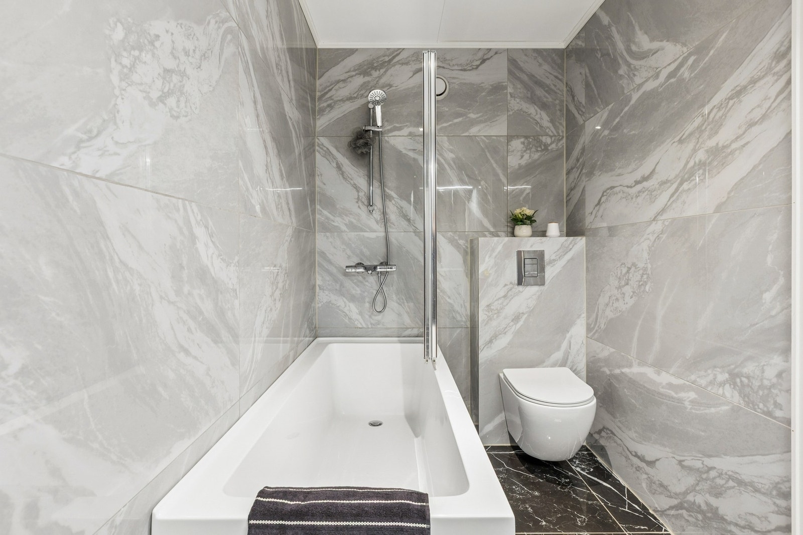 Badet er utstyrt med badekar. Galleribilde