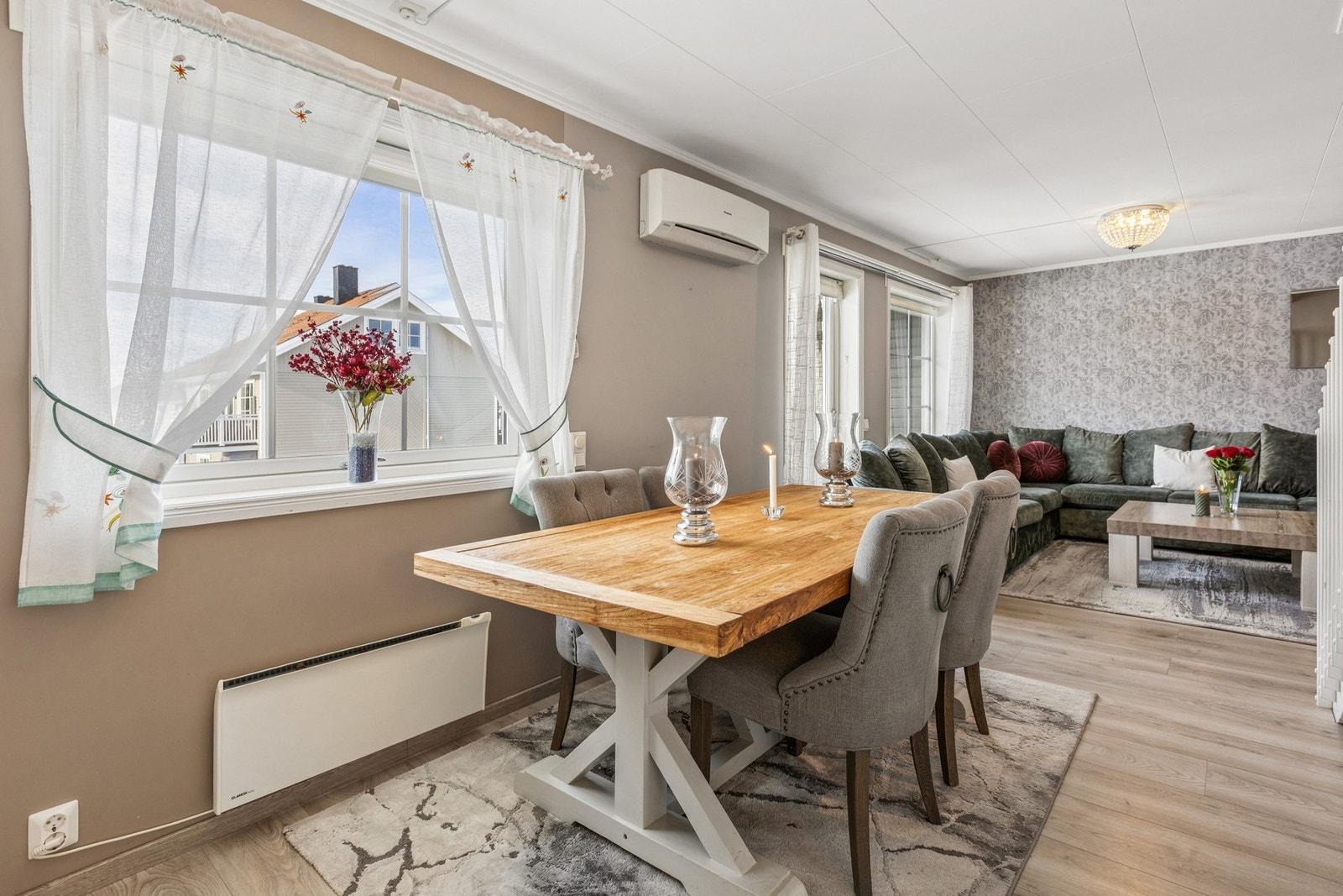 Du kan innrede med et stort spisebord og tilhørende stoler mellom kjøkken og stue. Her kan du samle familie og venner til en hyggelig middag. Galleribilde