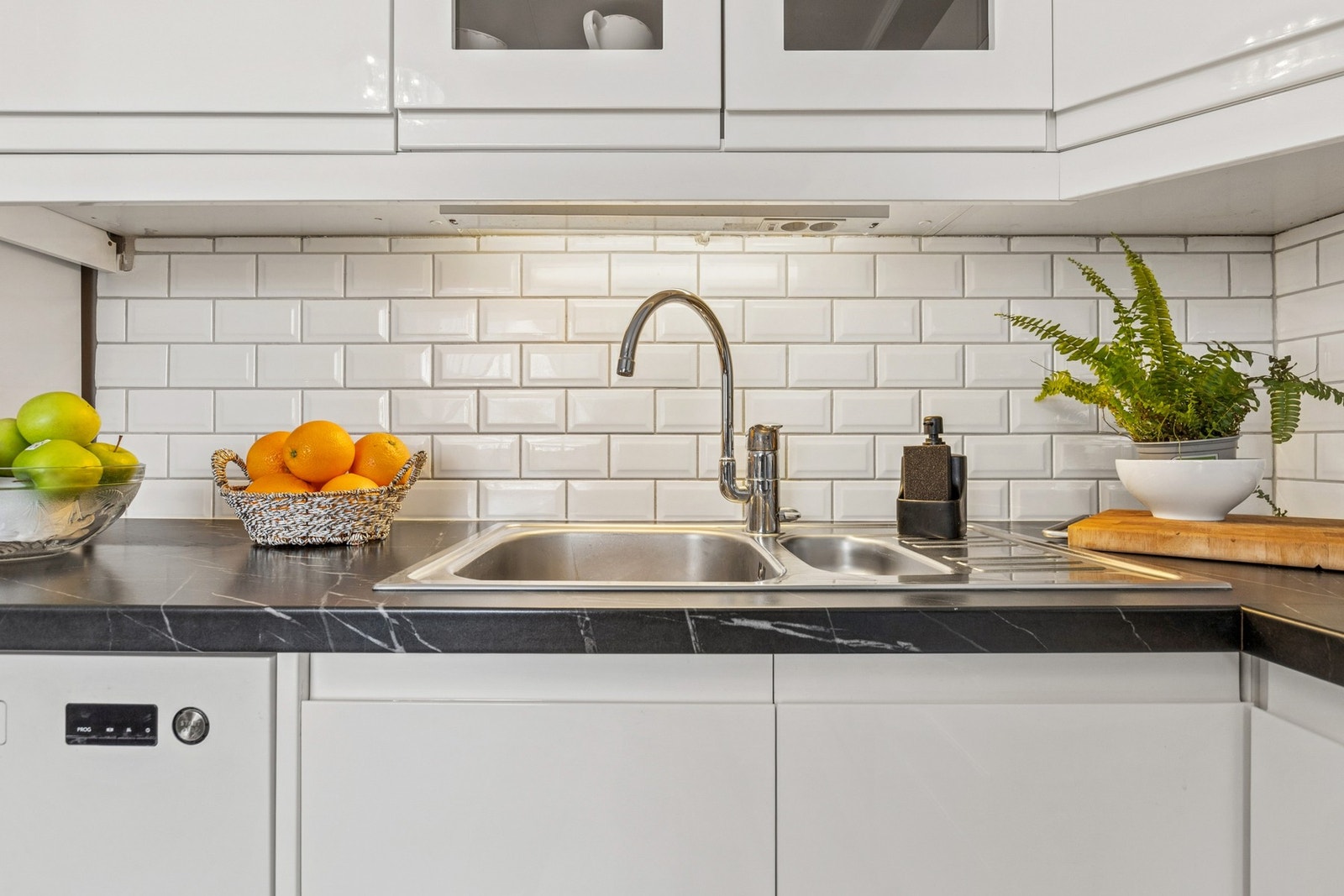 Oppgradert med nye fronter og benkeplate i 2024. Galleribilde