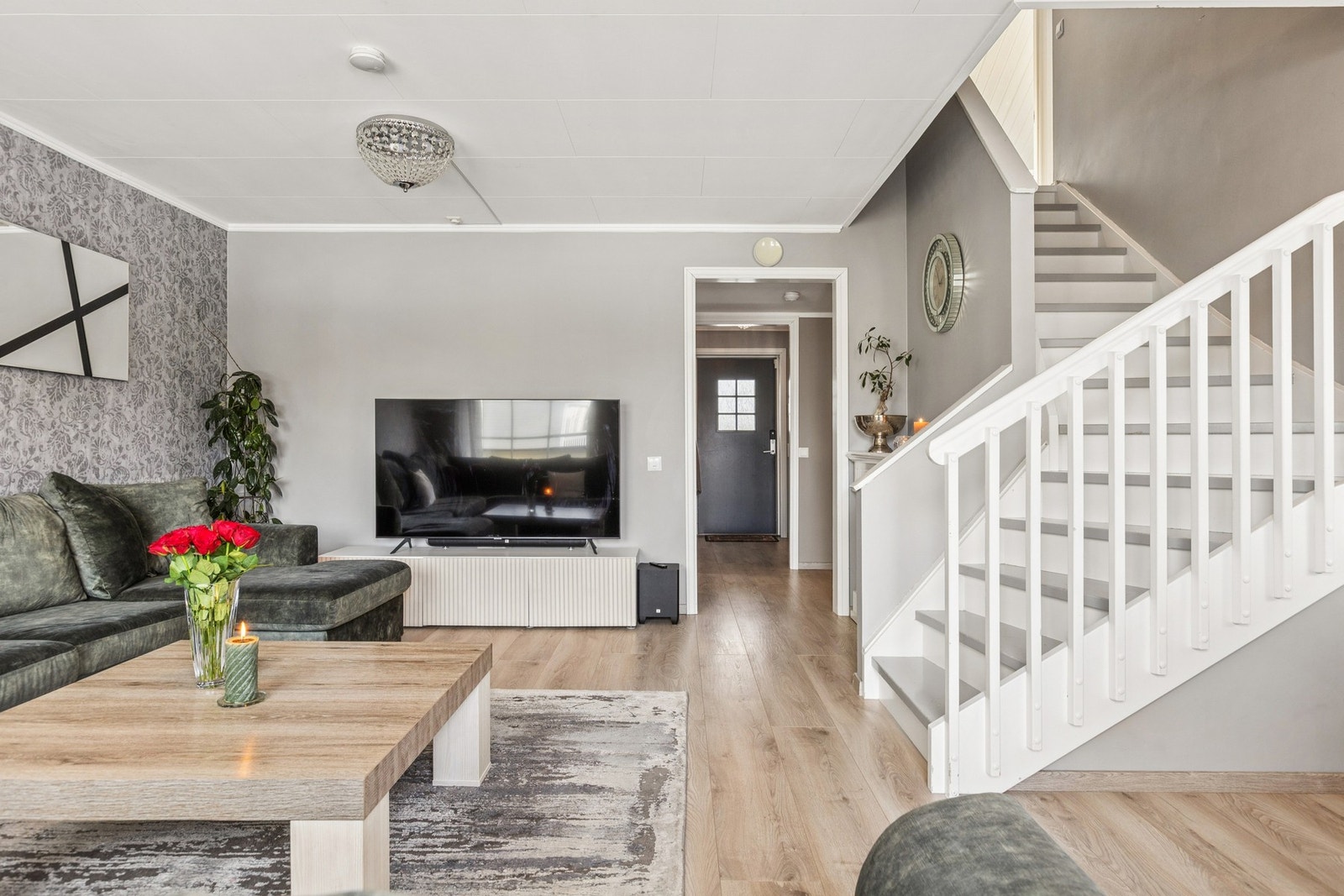 Romslig og innbydende stue med gode møbleringsmuligheter. Et fint allrom med plass til familien. Galleribilde