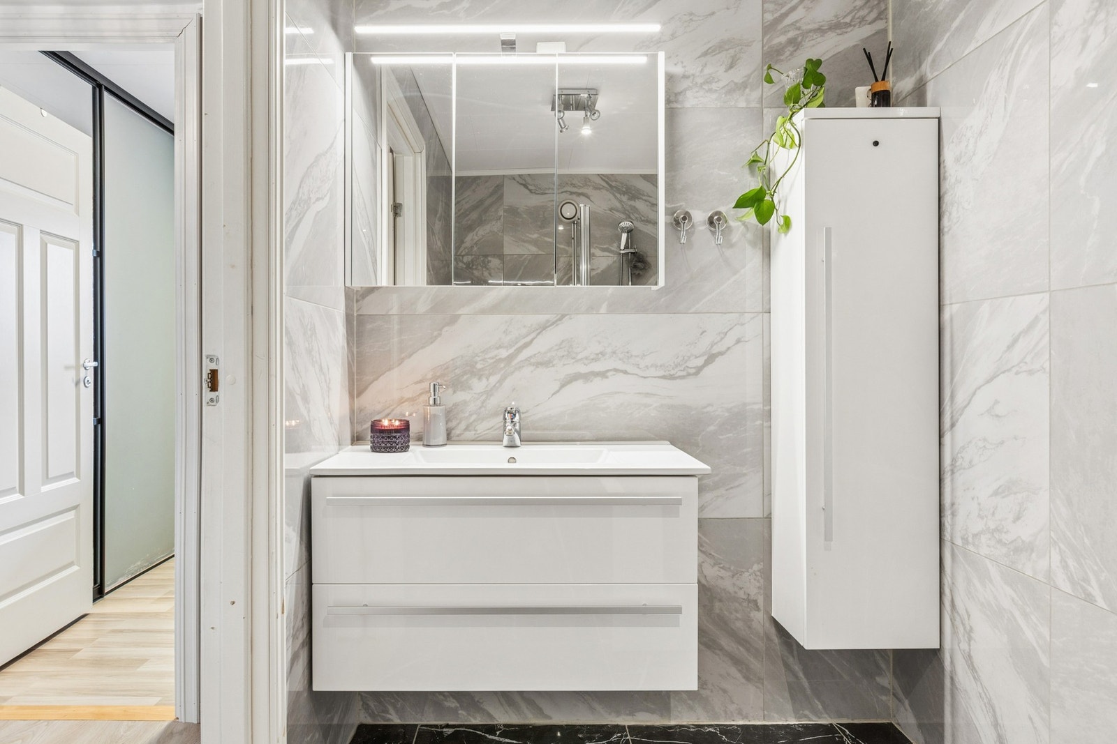 Baderom fra byggeår, oppgradert med nye overflater og innventar i 2024. Delikat bad med stilrene overflater og praktisk innredning. Galleribilde