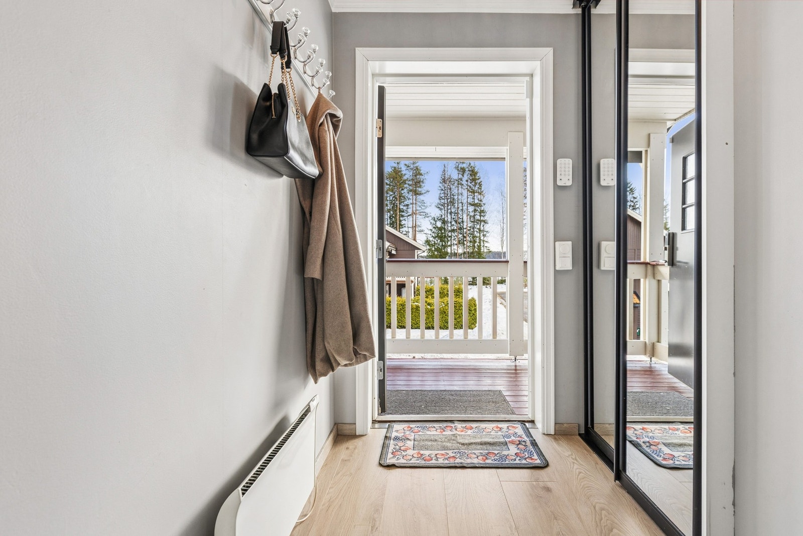 Entreen har garderobeskap og annet oppheng for jakker. Galleribilde