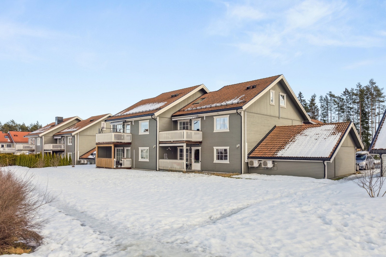 Tellusvegen 29A ligger i et attraktivt og barnevennlig område på Neskollen i Nes kommune. Her bor man med kort gangavstand til flere barnehager og skoler, blant annet Neskollen skole og Romerike International School. Tilbudene vurderes som svært gode, båd Galleribilde