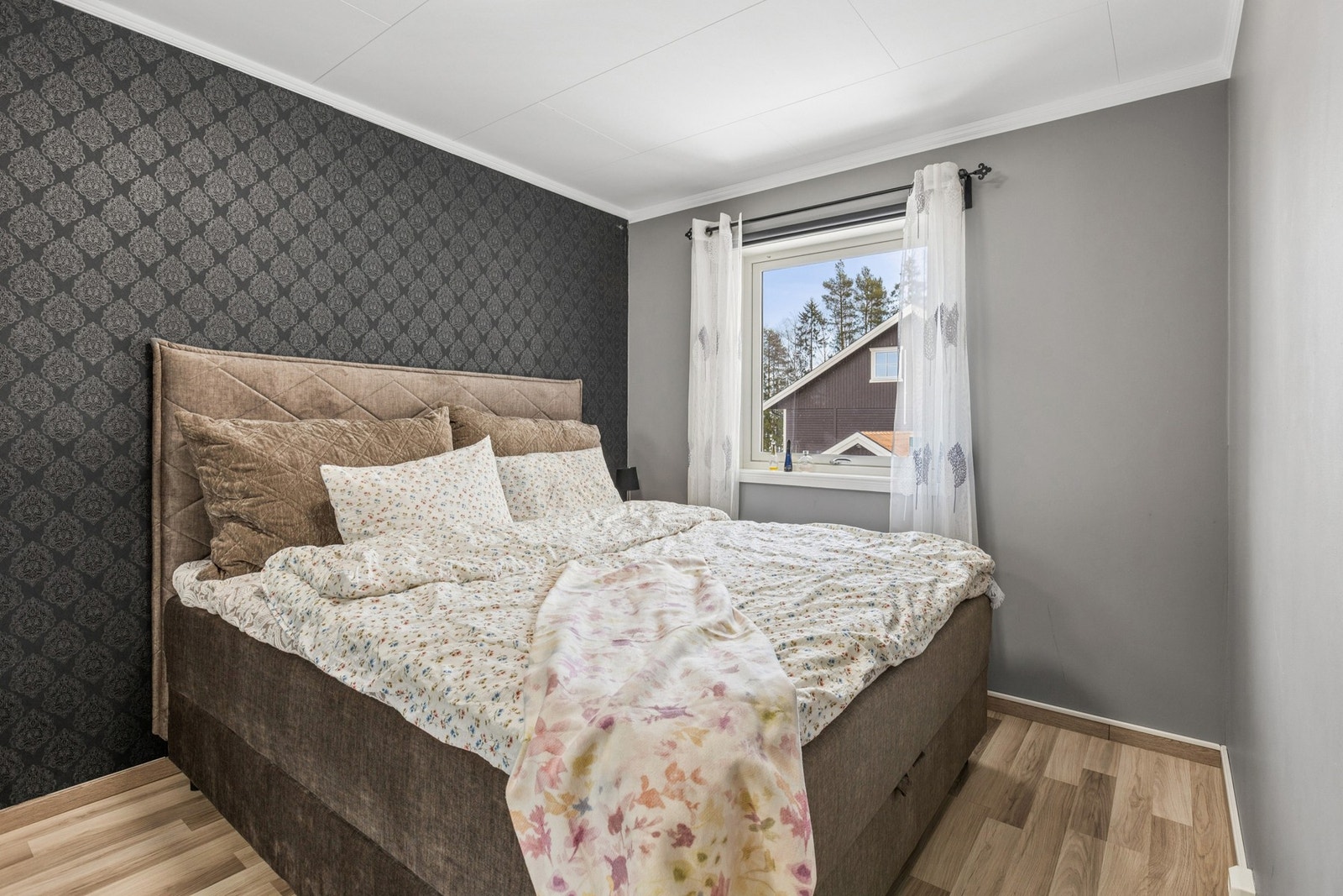 På soverommet slipper det inn godt med naturlig lys. Galleribilde