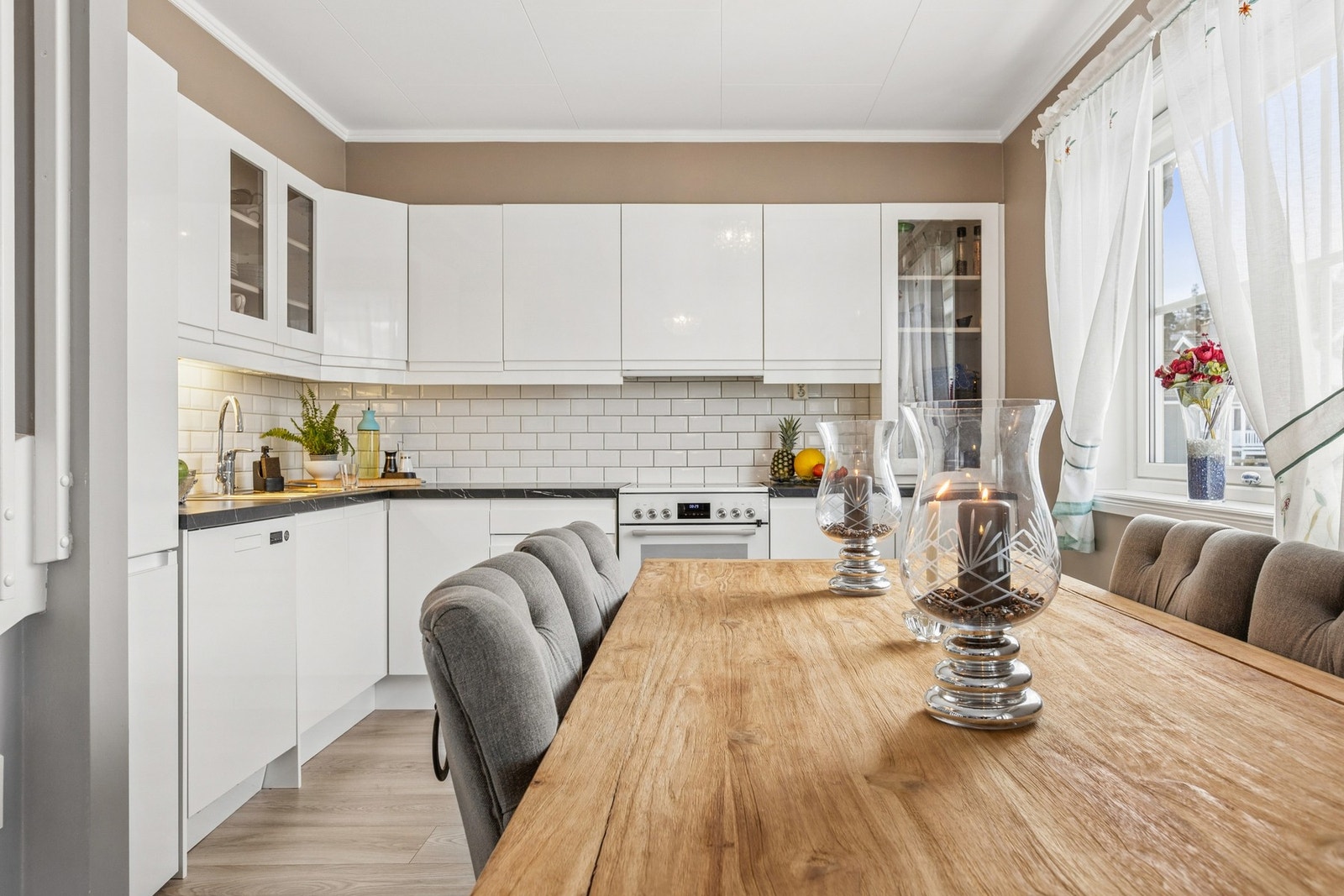 Stuen har en åpen løsning mot kjøkkenet, noe som gir en sosial og hyggelig romfølelse. Galleribilde