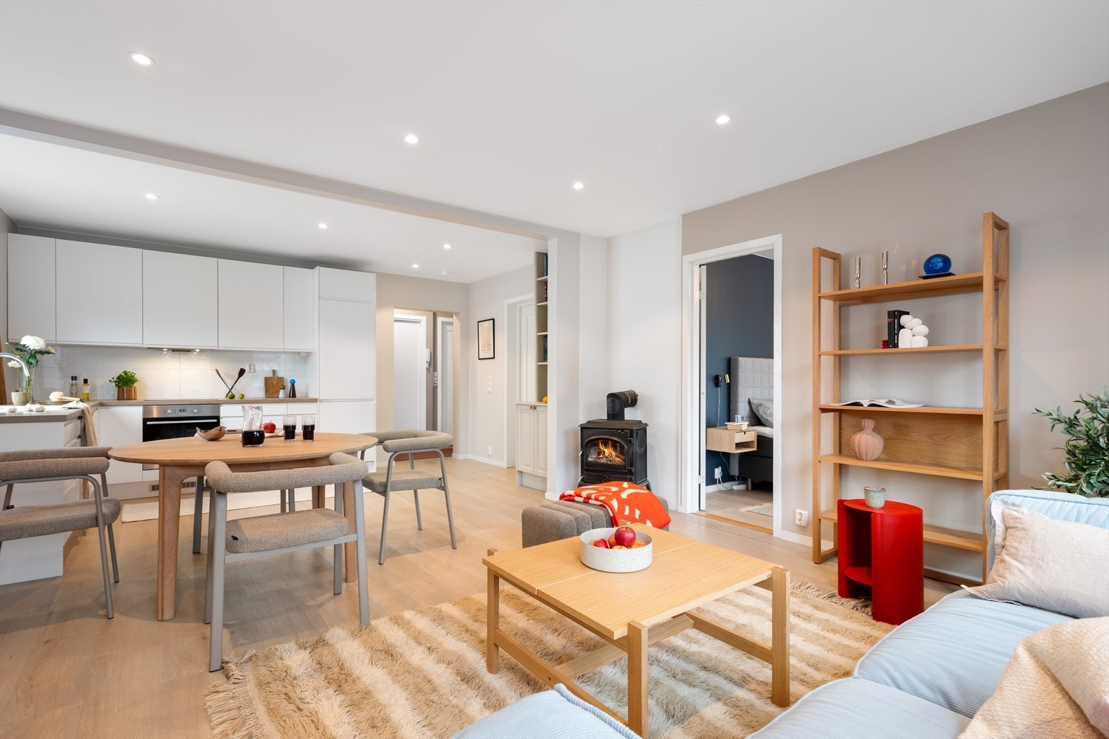 Malt i tidsriktige lyse farger, spotter i himling og en deilig peis! Galleribilde