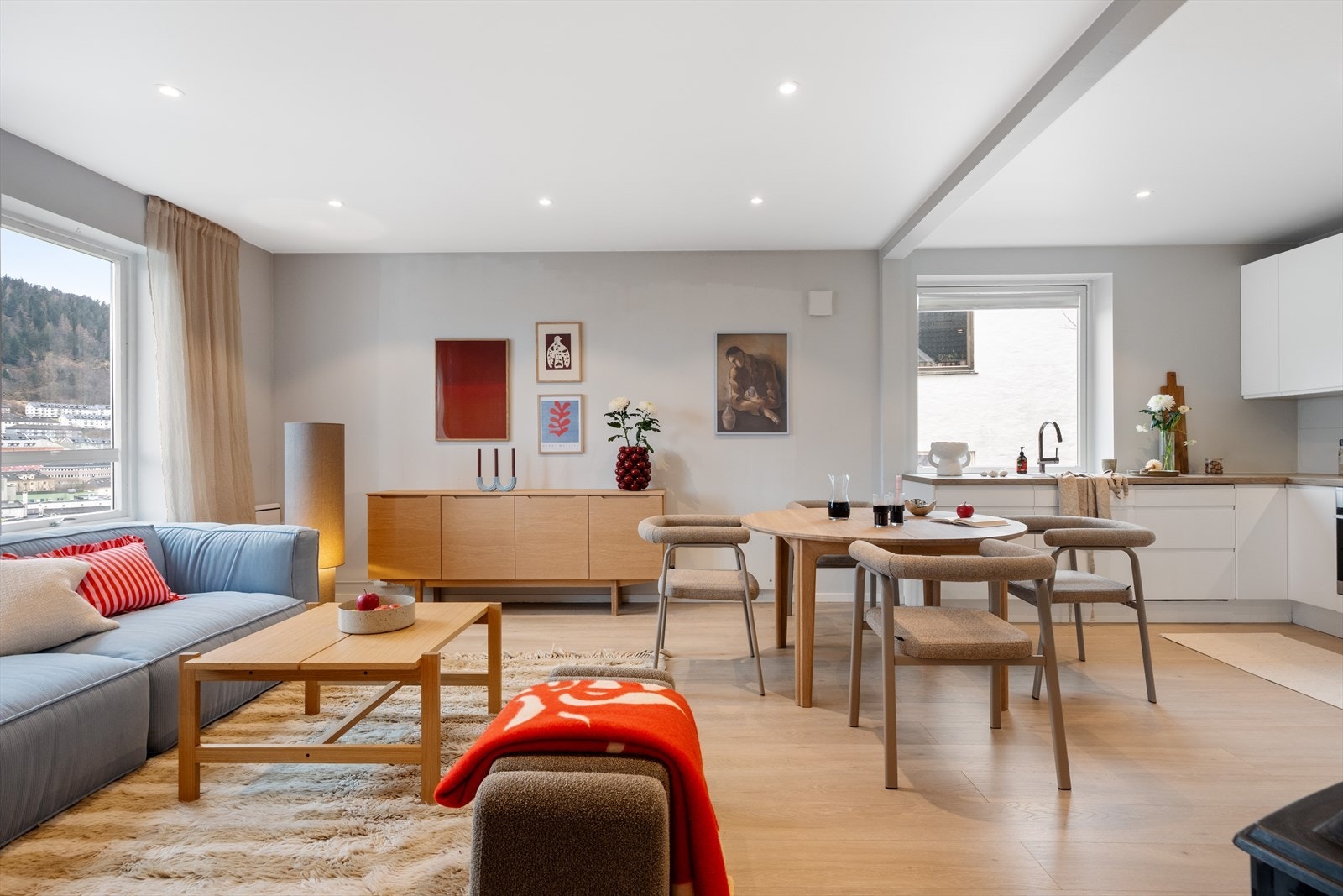 Leiligheten er stor og romslig med gjennomgående svært høy standard og gode kvaliteter! Galleribilde