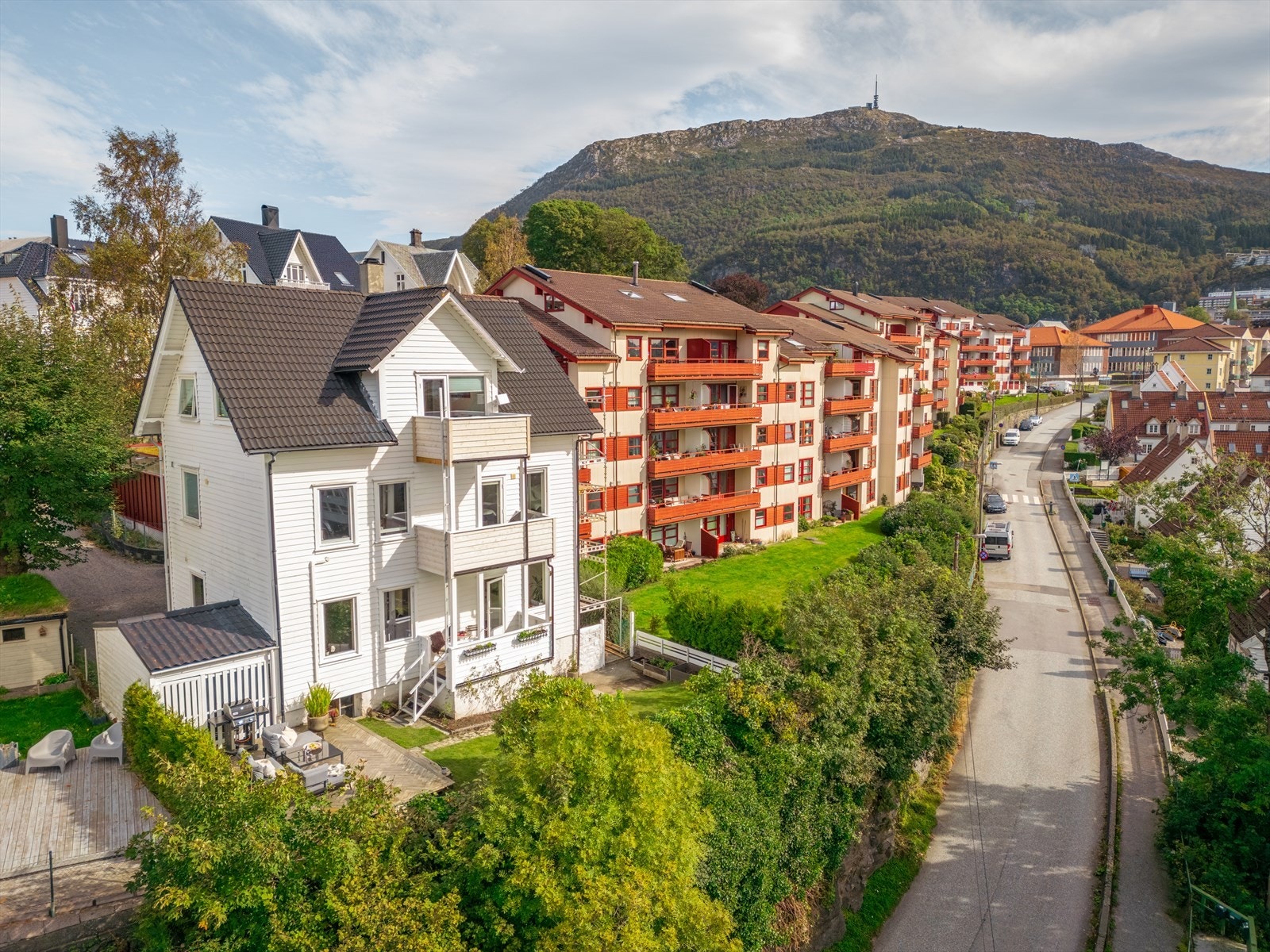 Veldrevet sameie med kontinuerlig vedlikehold. Frittliggende beliggenhet på åskam over Bergensdalen. Galleribilde