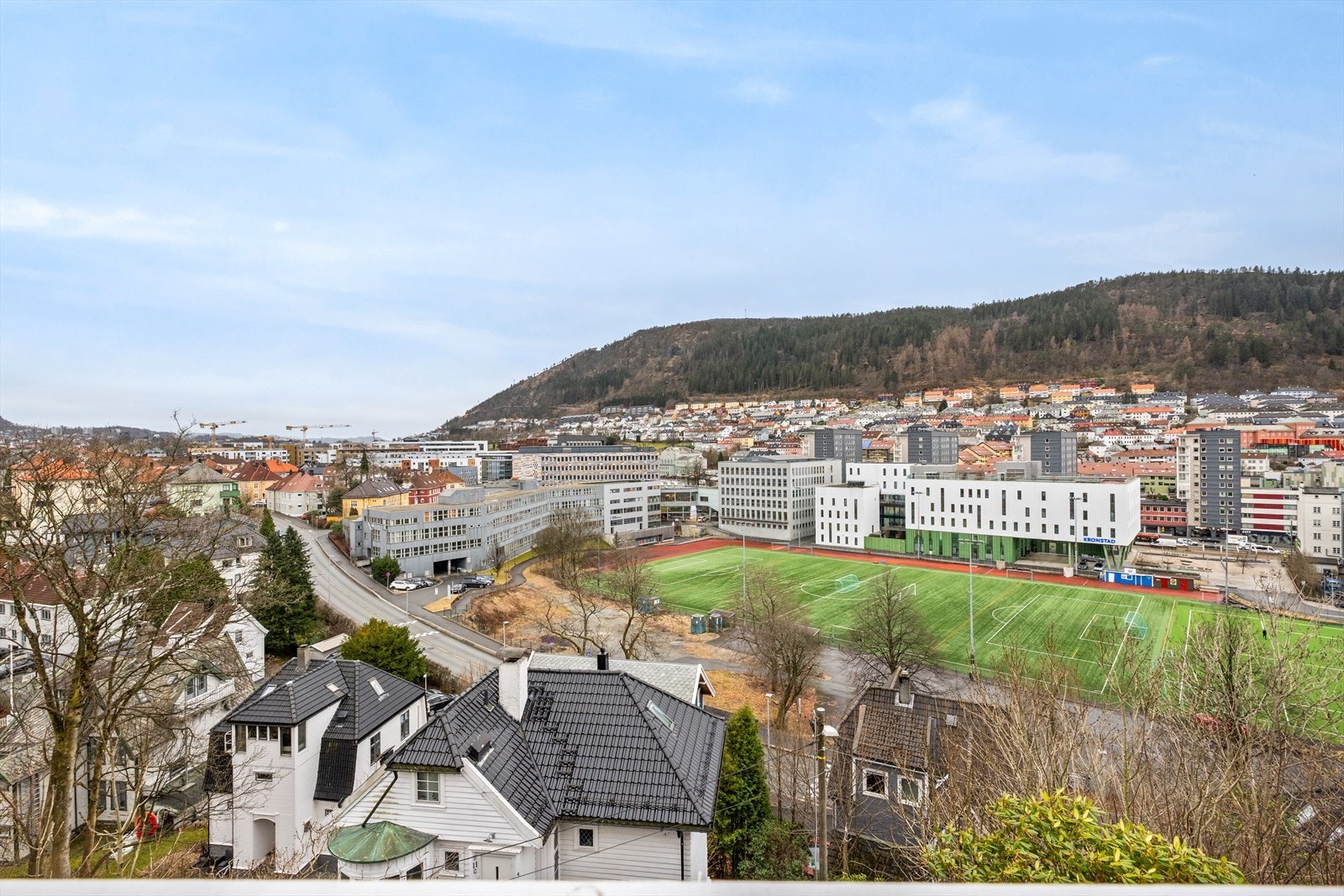 En rålekker 3-roms selveier leilighet med fantastisk solrik beliggenhet på Kronstad! Bilde tatt fra balkong! Galleribilde