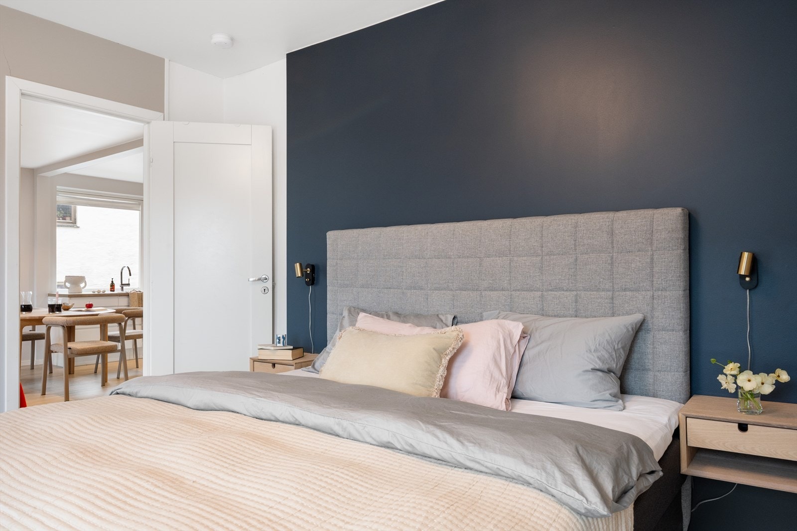 Fra stue er det tilkomst til leilighetens hovedsoverom! Galleribilde