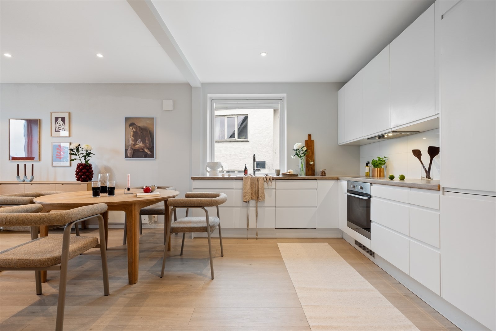 Lekkert lyst kjøkken fra 2017 med glatte fronter! Galleribilde