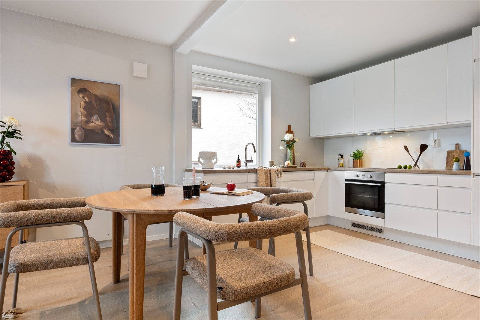 Naturlig plassering av spisesone i tilknytning til kjøkken! Galleribilde