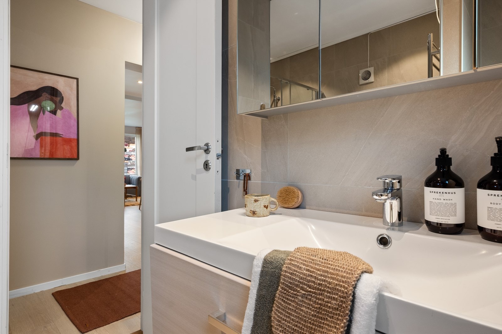 Badet er helfliset med gulvvarme og måler 6 kvm! Galleribilde